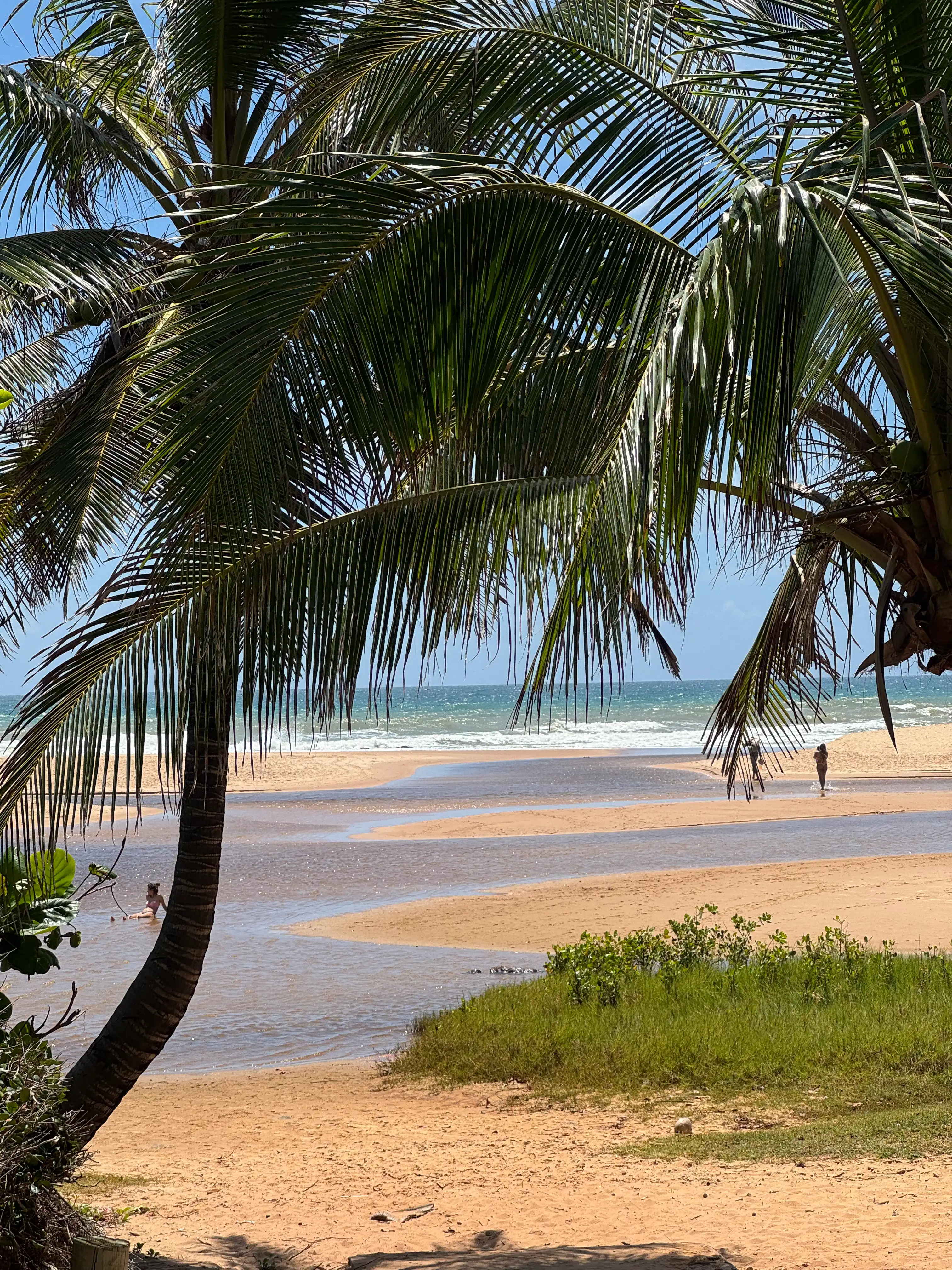 Praia de Imbassaí encontro de rio e mar